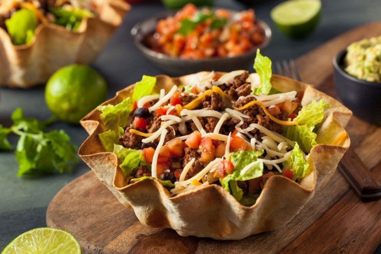Karnawałowa sałatka taco w miseczce z tortilli