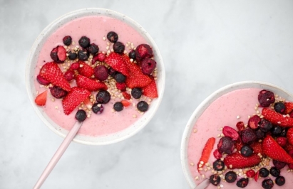 Aksamitny koktajl herbaciany z mango i truskawkami