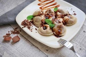 Pierogi z wiśniami i z sosem czekoladowo-karmelowym
