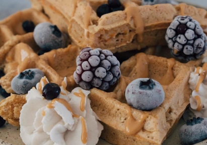 Pełnoziarniste gofry jaglane z jagodami i daktylami