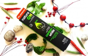 NatureOn wybielająca pasta do zęb&oacute;w Carbon White