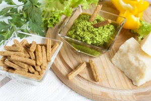 Pietruszkowe pesto z chlebowymi paluchami