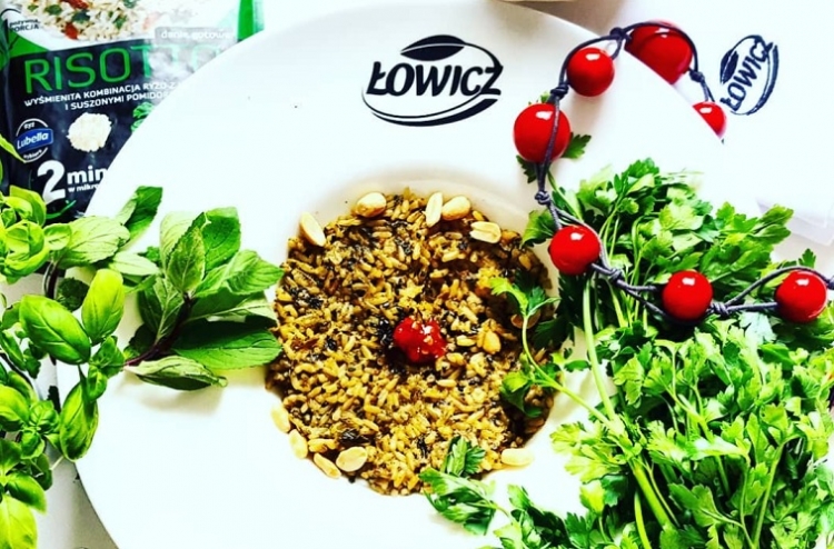 Risotto z ryżem, jarmużem i suszonymi pomidorami.
