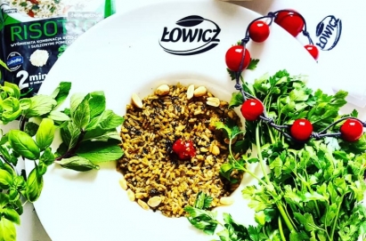 Risotto z ryżem, jarmużem i suszonymi pomidorami.