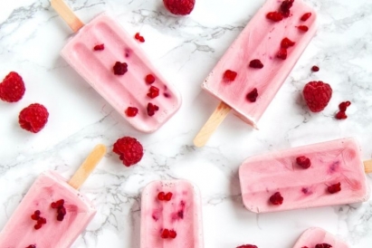 Lody na patyku z mascarpone i malinami