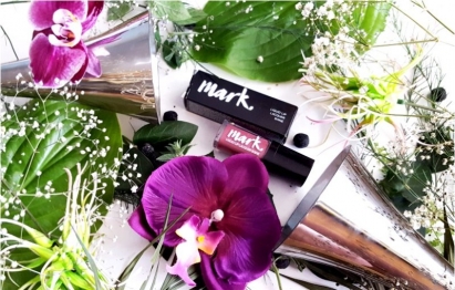 Avon Mark błyszcząca szminka w płynie Vintage Smoke