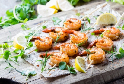 Grillowane krewetki w sosie ze złotych owoców i limonki