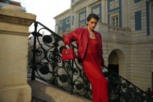 Czerwień kolorem jesieni w kampanii Answear.com