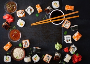 Sushi z wędzonym łososiem i serkiem