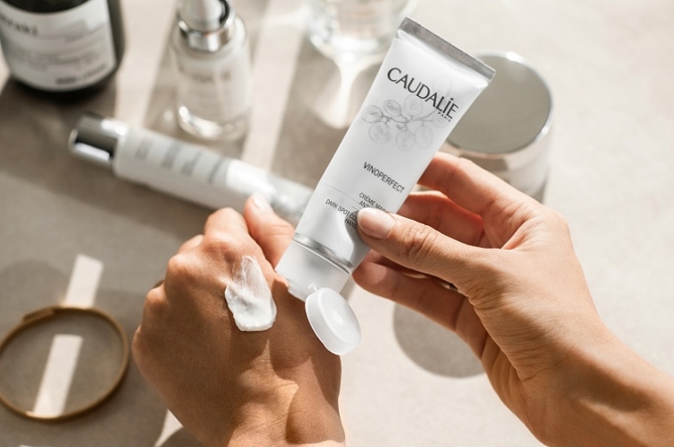 Caudalie Vinoperfect krem do rąk przeciw przebarwieniom