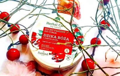 Farmona Herbal Care suchy peeling dzika róża z olejkiem perilla