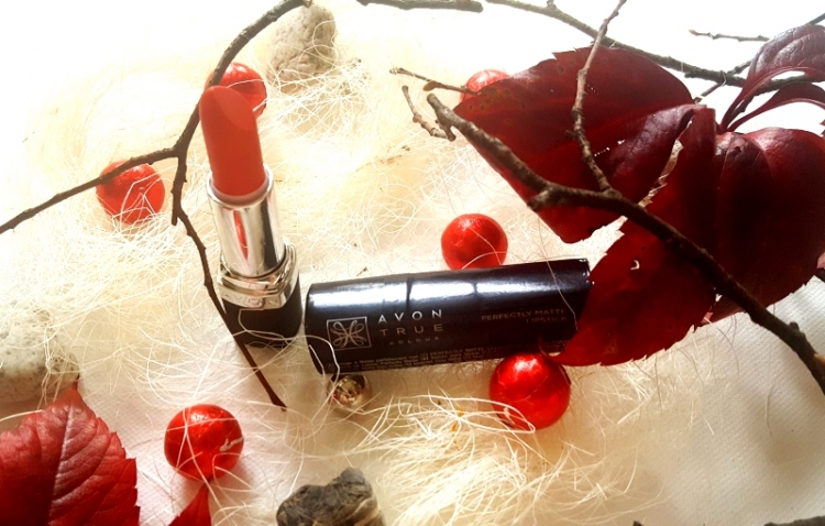 Avon True Colour matowa szminka Coral Fever