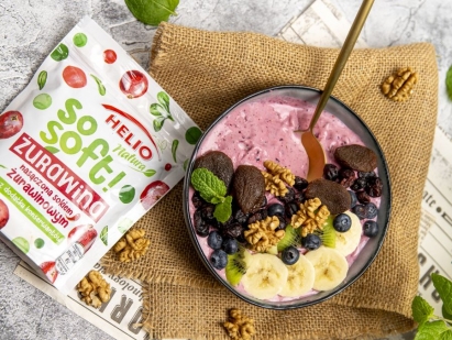 Smoothie bowl z suszonymi owocami i orzechami
