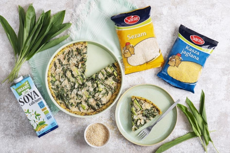 Wegańska tarta ze szparagami Sante