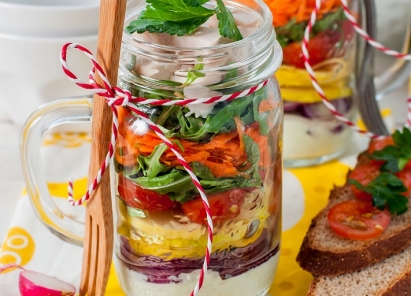 Słoikowa sałatka z sosem jogurtowo-majonezowym