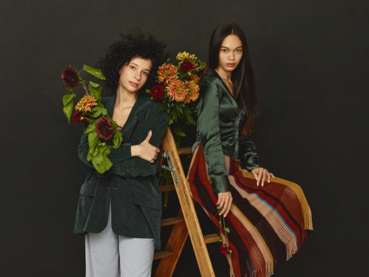 Dziewczyny w kwiatach w kalendarzu Rossmanna