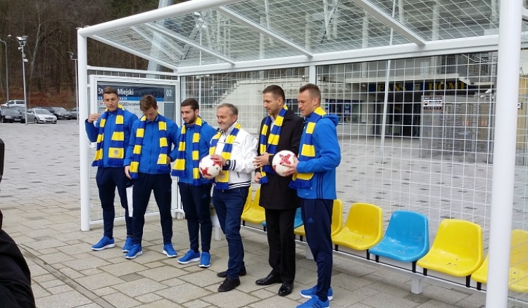 Wiata „bramka” AMS przed Stadionem w Gdyni