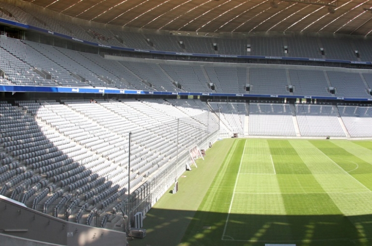 Kibice przenoszą się ze stadionów i telewizji do Internetu