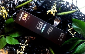 White On Black White pasta do zębów wybielanie aktywnym węglem