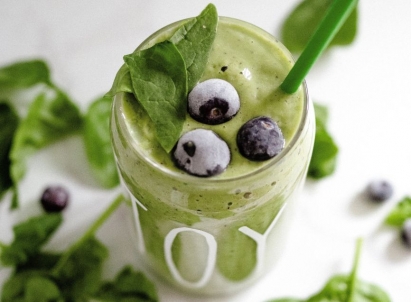 Zielony koktajl z morelami i tahini