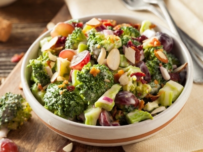 Sałatka brokułowa z winogronami