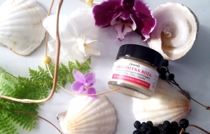 Iossi aksamitna r&oacute;ża, regenerująco nawilżający krem z acerolą