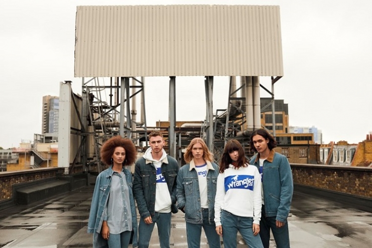 Wrangler z kolekcją White & Blue Logo