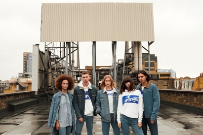 Wrangler z kolekcją White & Blue Logo