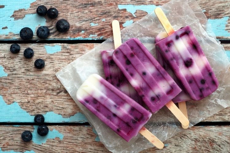 Domowe lody śmietankowo-jagodowe
