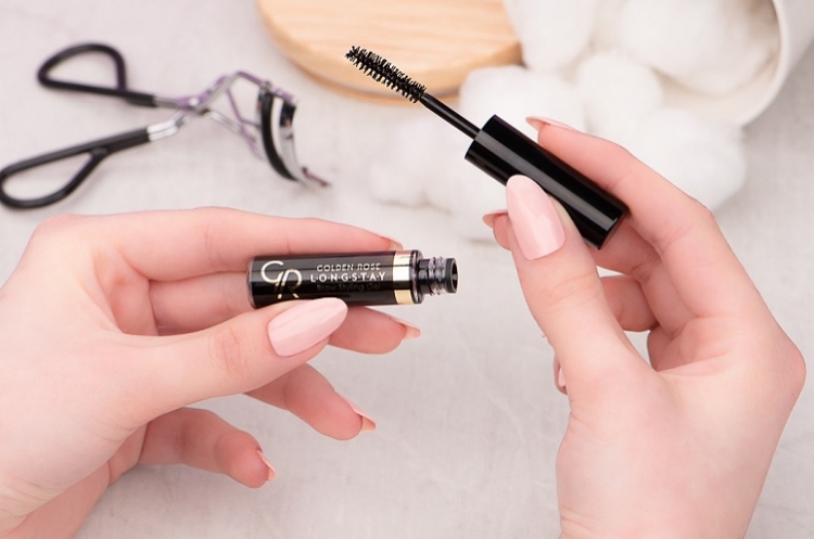 Współczesna stylizacja brwi z Golden Rose